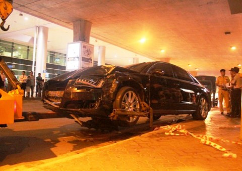 Đến khuya 10/2, cơ quan chức năng mới di chuyển chiếc xe gây tai nạn về trụ sở tiếp tục điều tra làm rõ nguyên nhân vụ tai nạn kinh hoàng (Ảnh: Phạm Nguyễn)