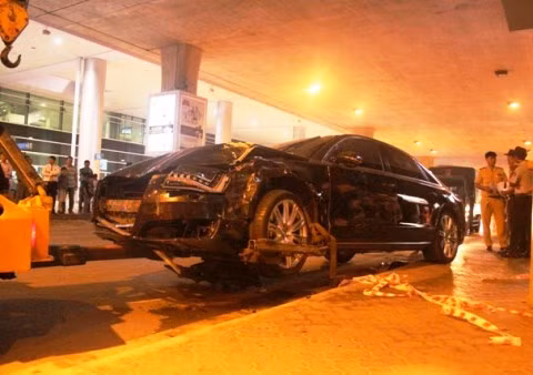 Đến khuya 10/2, cơ quan chức năng mới di chuyển chiếc xe gây tai nạn về trụ sở tiếp tục điều tra làm rõ nguyên nhân vụ tai nạn kinh hoàng (Ảnh: Phạm Nguyễn)