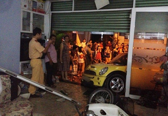 Ca sĩ Nguyên Vũ khai báo anh điều khiển xe chạy với tốc độ vừa phải do đang trong khu vực nội thành, nhưng khi đi qua khúc cua, cần hãm phanh thì mũi giầy của anh vướng vào chân ga khiến anh bị lạc tay lái, chao đảo và lao thẳng vào nhà dân. Toàn bộ cửa kính và các vật dụng trong nhà đều bị hư hại nặng. Do gầm xe thấp nên xe bị mắc kẹt tại bậc tam cấp ngôi nhà, không có thiệt hại về người. Trong lúc gây ra tai nạn, xe ô tô kéo theo một chiếc xe máy của một đôi nam nữ đang lưu thông trên đường. Rất may họ chỉ bị trầy xước. d