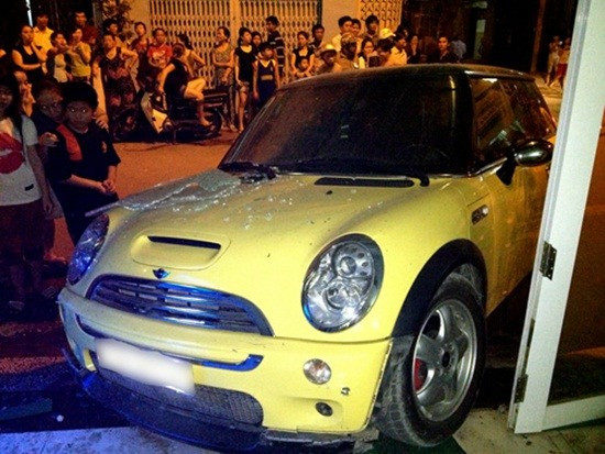 Cuối năm 2012, trên đường đi quay phim trở về, Nguyên Vũ lái chiếc Mini Cooper của diễn viên Triệu Tú Trâm đến khúc cua bất ngờ lạc tay lái, đâm thẳng vào nhà dân. Tai nạn xảy ra tại đoạn đường Tân Canh, gần ngã tư Bảy Hiền thuộc quận Tân Bình, khi cả hai đang trên đường quay phim từ Hóc Môn về TP HCM. Nhd