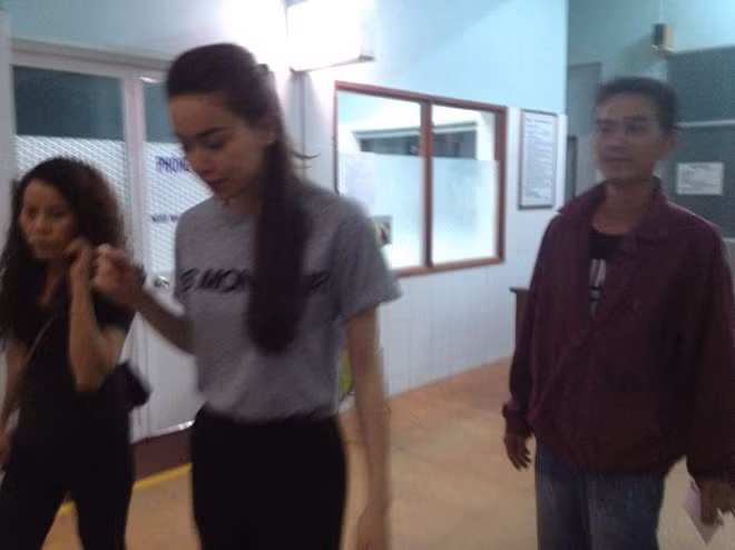 Cô chủ động đến bệnh viện thăm hỏi các nạn nhân ngay sau vụ tai nạn xảy ra.