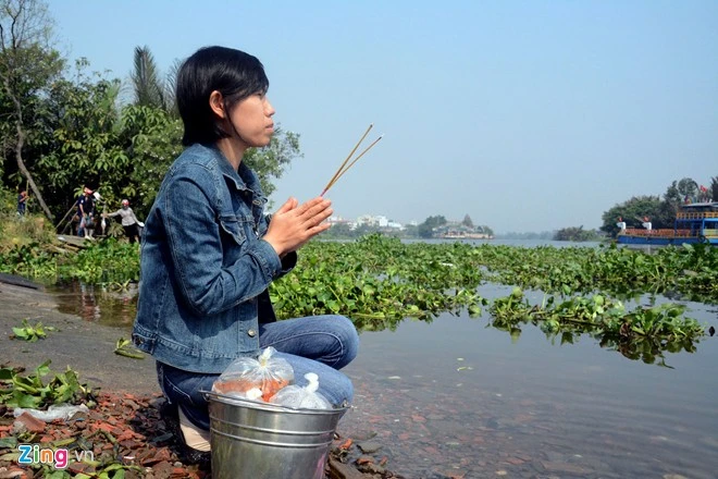 Ông Công ông Táo chưa kịp cưỡi, cá chép đã ngất vì kích điện