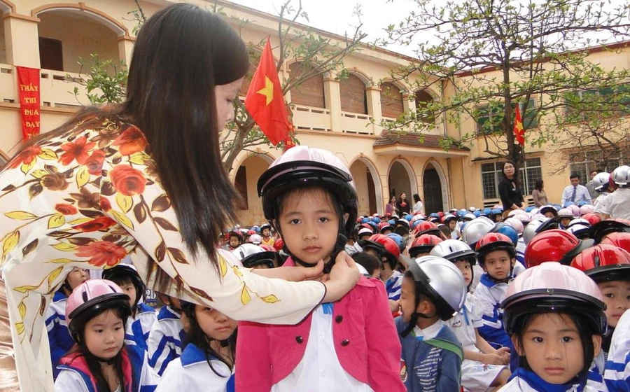 Cử giáo viên giám sát học sinh chấp hành an toàn giao thông