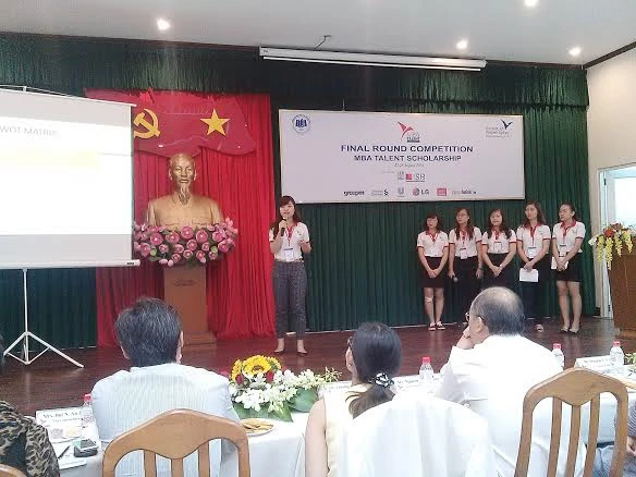 Một học viên đang thuyết trình bằng tiếng Anh và khả năng tư duy