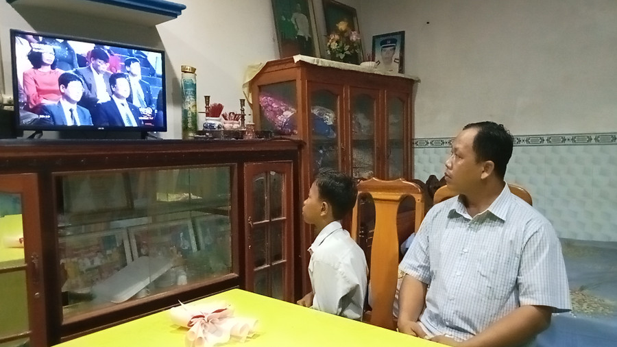 Thầy Thạch Sa Quên cùng con trai xem Chương trình Thay lời tri ân trên sóng truyền hình trực tiếp. Thầy Thạch Sa Quên cùng con trai xem Chương trình Thay lời tri ân trên sóng truyền hình trực tiếp.