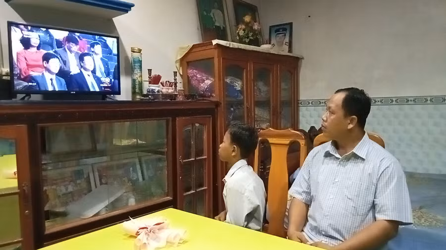 Thầy Thạch Sa Quên cùng con trai xem Chương trình Thay lời tri ân trên sóng truyền hình trực tiếp.