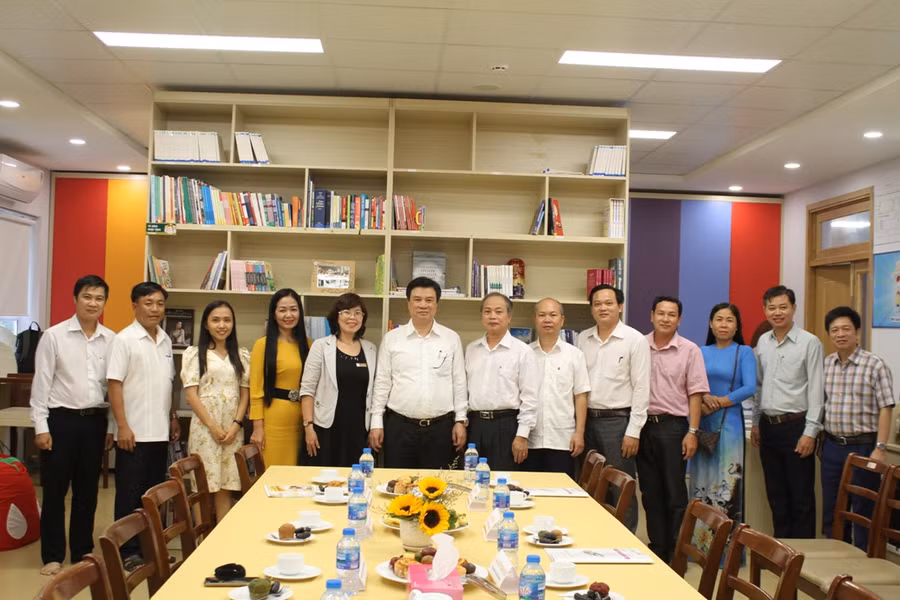 Thứ trưởng Nguyễn Hữu Độ thăm hỏi lãnh đạo, giáo viên Trường TH-THCS-THPT Tương Lai (TP Cao Lãnh, Đồng Tháp) Thứ trưởng Nguyễn Hữu Độ thăm hỏi lãnh đạo, giáo viên Trường TH-THCS-THPT Tương Lai (TP Cao Lãnh, Đồng Tháp)