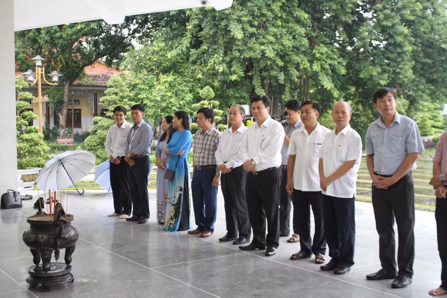 Đoàn công tác viếng Khu di tích Mộ cụ Phó bảng Nguyễn Sinh Sắc - thân sinh Chủ tịch Hồ Chí Minh Đoàn công tác viếng Khu di tích Mộ cụ Phó bảng Nguyễn Sinh Sắc - thân sinh Chủ tịch Hồ Chí Minh