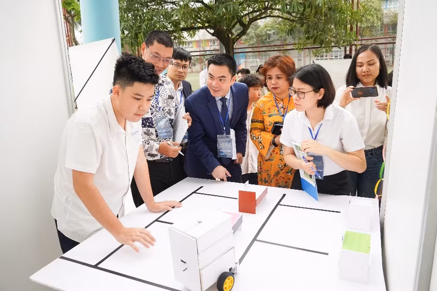 Trường Trung học Wellspring phối hợp với Trường trung học Edison tổ chức cuộc thi WeTech năm học 2020-2021 với chủ đề “Challenge your imagination - Thách thức trí tưởng tượng”.
