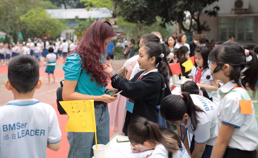 Tại góc ghi danh, phụ huynh được phân chia thành các nhóm để thuận tiện trong việc dẫn tour tham quan, trải nghiệm.