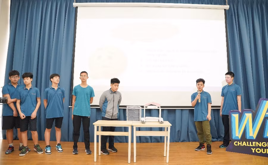 Đội Trash sacker đến từ lớp 8AB5 trường PTSNLC Wellspring giới thiệu Dự án "Trash sacker” - chế tạo Robot giảm tải nhân công và công sức được dùng cho dọn dẹp trên mặt nước ở sông, hồ.