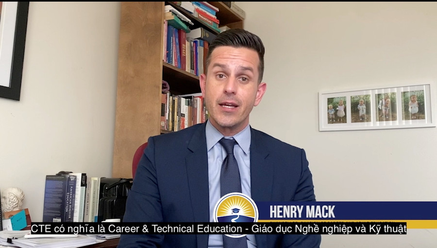 Ông Henry Mack chia sẻ tại Hội thảo Khám phá định hướng nghề nghiệp của con từ sớm.