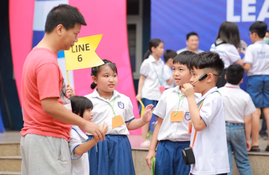 Tại các vị trí, học sinh luôn sẵn sàng với nhiệm vụ cùng nụ cười, niềm háo hức thể hiện năng lực bản thân.