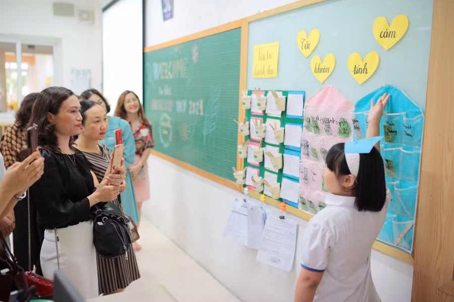 Học sinh giới thiệu về cây 7 thói quen và và 19 cách ứng xử hiệu quả cũng như kết quả việc vận dụng The Leader in Me của các em trong năm học vừa qua.