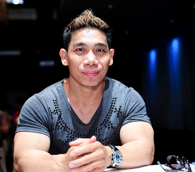 Phạm Văn Mách khoe cơ bắp lực lưỡng khi đến họp báo. Phan Đinh Tùng ôm hôn bà xã xinh đẹp giữa chốn đông người