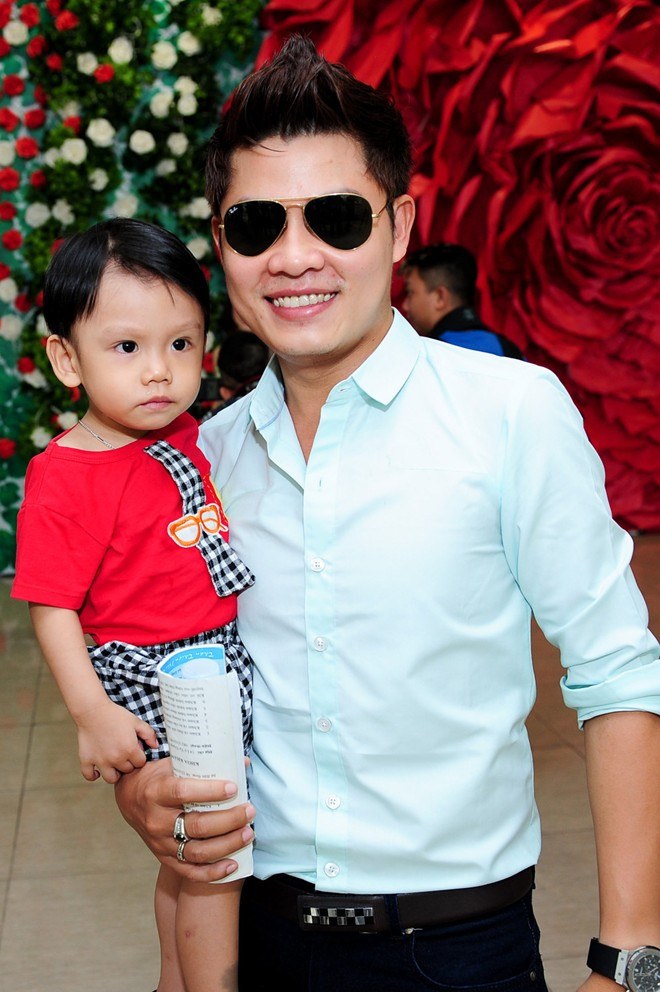 Nhạc sĩ Nguyễn Văn Chung đưa cậu con trai thứ hai đến họp báo. Phan Đinh Tùng ôm hôn bà xã xinh đẹp giữa chốn đông người