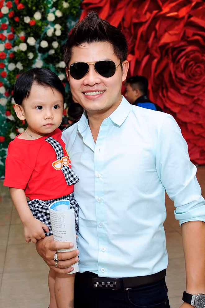 Nhạc sĩ Nguyễn Văn Chung đưa cậu con trai thứ hai đến họp báo. Phan Đinh Tùng ôm hôn bà xã xinh đẹp giữa chốn đông người