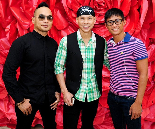 Nhóm nhạc MTV cũng sẽ góp mặt trong liveshow của Phan Đinh Tùng. Chia sẻ về nghị lực vượt khó của cựu thành viên MTV, ca sĩ Anh Tuấn – nhóm cho biết: “Anh Tùng là người có nội lực, có giọng ca đẹp. Tuấn rất ngưỡng mộ anh Tùng ở sự phấn đấu trong công việc, từ những ngày đầu khó khăn để có được ngày hôm nay”. Phan Đinh Tùng ôm hôn bà xã xinh đẹp giữa chốn đông người