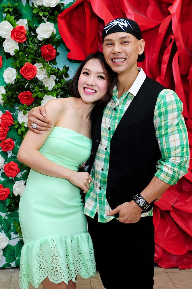 Vợ chồng Phan Đinh Tùng thể hiện niềm hạnh phúc trước mặt mọi người. Ngọc Bích chia sẻ cô cảm thấy tự hào khi được làm vợ Phan Đinh Tùng. “Bích cảm thấy rất may mắn và hạnh phúc vì tìm được người chồng rất chu toàn cho gia đình, hết lòng yêu thương vợ con và hiếu thảo với bố mẹ 2 bên. Chính vì vậy, Bích thấy mình cần phải cố gắng hơn nữa trong việc giữ lửa để gia đình luôn được hạnh phúc” - Nữ ca sĩ thổ lộ. Phan Đinh Tùng ôm hôn bà xã xinh đẹp giữa chốn đông người