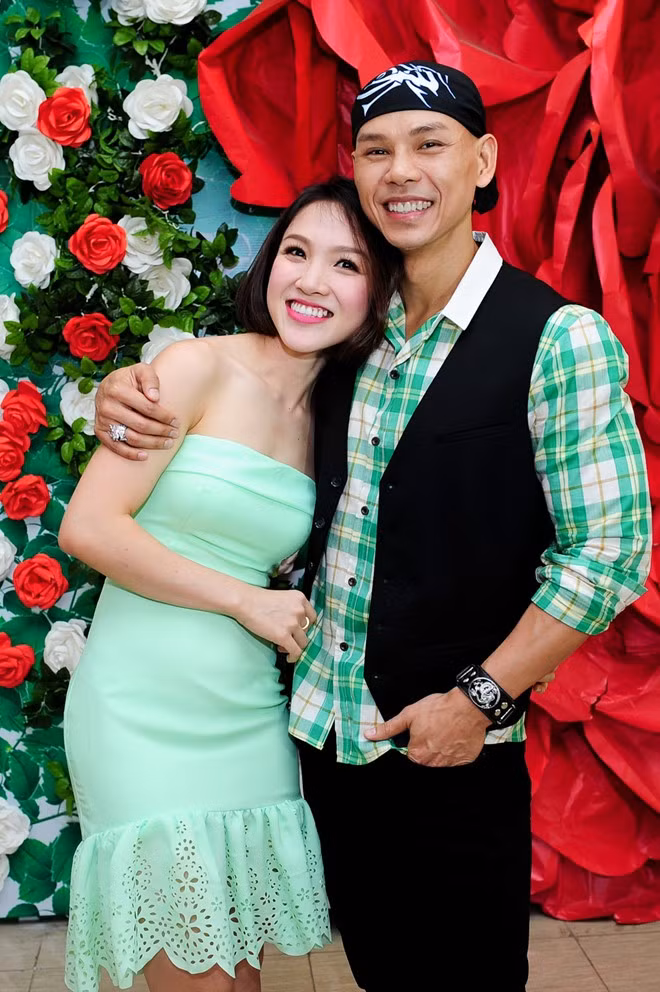 Vợ chồng Phan Đinh Tùng thể hiện niềm hạnh phúc trước mặt mọi người. Ngọc Bích chia sẻ cô cảm thấy tự hào khi được làm vợ Phan Đinh Tùng. “Bích cảm thấy rất may mắn và hạnh phúc vì tìm được người chồng rất chu toàn cho gia đình, hết lòng yêu thương vợ con và hiếu thảo với bố mẹ 2 bên. Chính vì vậy, Bích thấy mình cần phải cố gắng hơn nữa trong việc giữ lửa để gia đình luôn được hạnh phúc” - Nữ ca sĩ thổ lộ. Phan Đinh Tùng ôm hôn bà xã xinh đẹp giữa chốn đông người
