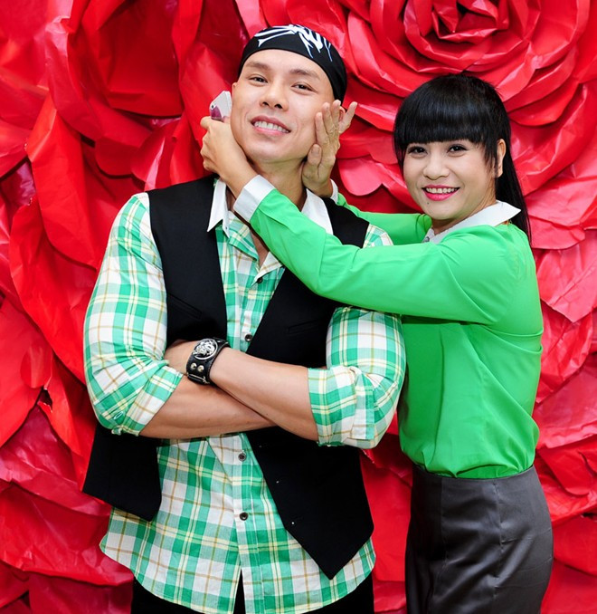 Góp mặt trong buổi họp báo, Cát Phượng cho biết chị biết Phan Đinh Tùng từ lúc anh tham gia nhóm MTV, tuy nhiên cả hai chưa bao giờ hợp tác với nhau cho đến khi tham gia chương trình Cặp đôi hoàn hảo. Phan Đinh Tùng ôm hôn bà xã xinh đẹp giữa chốn đông người