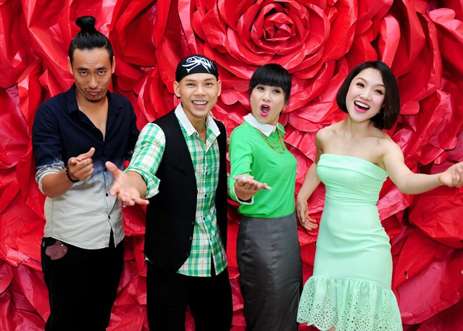 Nam diễn viên Kiều Minh Tuấn cũng đến chúc mừng Phan Đinh Tùng. Anh vừa hoàn thành vai trong phim Sơn đẹp trai cùng nam ca sĩ Bằng Kiều. Phan Đinh Tùng ôm hôn bà xã xinh đẹp giữa chốn đông người