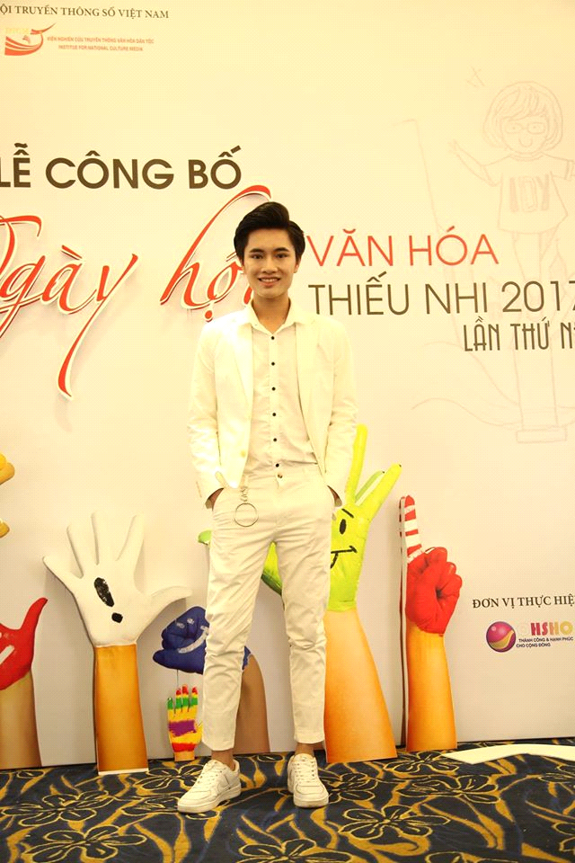 Hotboy Trần Tiến với vẻ điển trai như “nam thần Hàn Quốc” đã gây thương nhớ cho không ít khách mời trong buổi lễ.