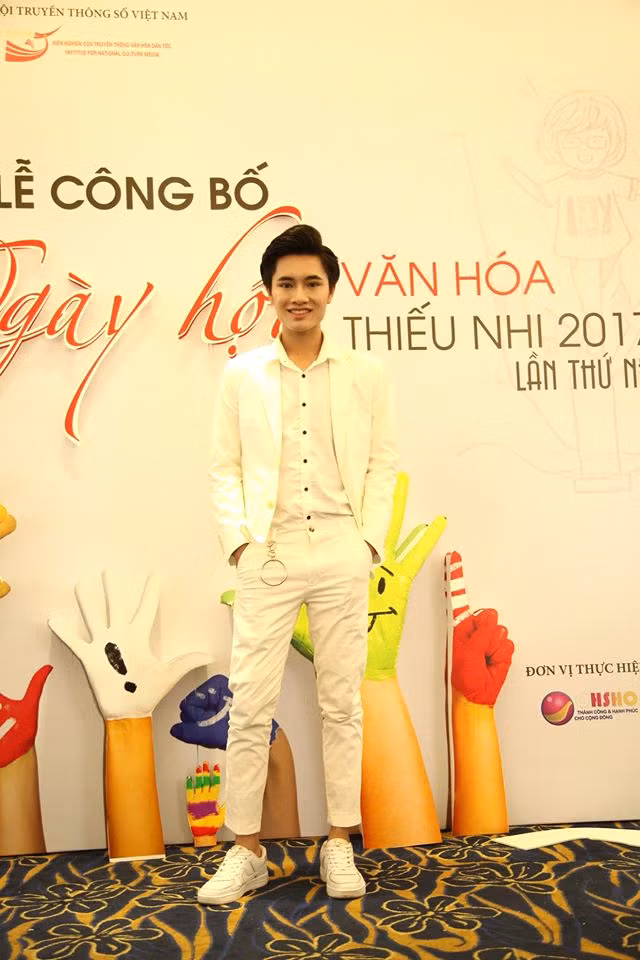 Hotboy Trần Tiến với vẻ điển trai như “nam thần Hàn Quốc” đã gây thương nhớ cho không ít khách mời trong buổi lễ.