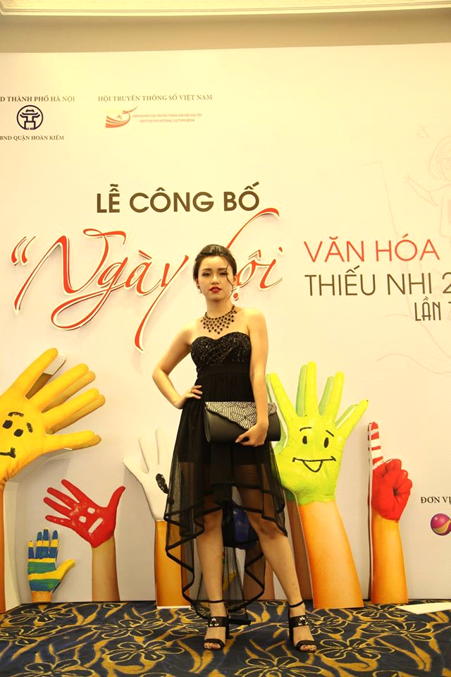 Nàng “tắc kè hoa” đa tài Lê Mai Hằng với vẻ đẹp cá tính gây ấn tượng mạnh mẽ. Mai Hằng hiện đang là sinh viên Trường ĐH Ngoại thương – một trong những ngôi trường danh giá bậc nhất Việt Nam. Tuy nhiên, điểm nhấn của Mai Hằng không chỉ nằm ở thành tích học tập tốt mà còn ở “gia tài” kinh nghiệm hoạt động nghệ thuật mà cô tích lũy được khi còn ở tuổi đời rất trẻ.