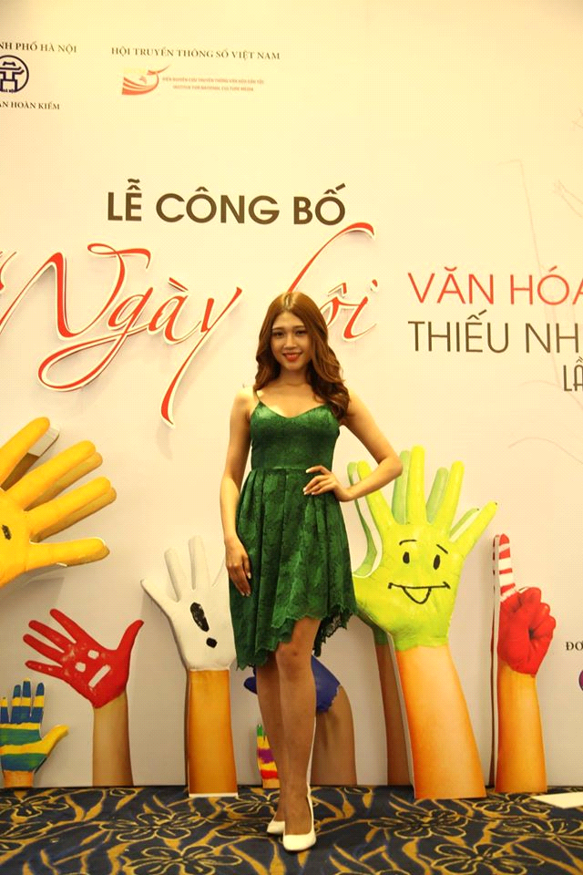 Hoa khôi Nhân văn Ngọc Anh với vẻ đẹp mong manh, nhẹ nhàng nhưng không kém phần sắc sảo, mặn mà. Ngọc Anh là gương mặt đã từng “chinh chiến” ở rất nhiều cuộc thi nhan sắc và bảng thành tích của cô nàng cũng không kém phần ấn tượng: Hoa khôi trường Đại học Khoa học Xã hội và Nhân văn, Á khôi 1 Hoa Khôi Đại học Quốc gia Hà Nội, Á khôi 1 Hoa khôi sắc đẹp Việt Nam