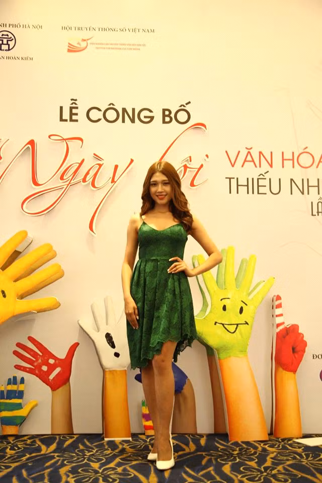 Hoa khôi Nhân văn Ngọc Anh với vẻ đẹp mong manh, nhẹ nhàng nhưng không kém phần sắc sảo, mặn mà. Ngọc Anh là gương mặt đã từng “chinh chiến” ở rất nhiều cuộc thi nhan sắc và bảng thành tích của cô nàng cũng không kém phần ấn tượng: Hoa khôi trường Đại học Khoa học Xã hội và Nhân văn, Á khôi 1 Hoa Khôi Đại học Quốc gia Hà Nội, Á khôi 1 Hoa khôi sắc đẹp Việt Nam