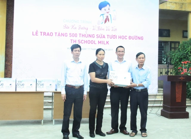 Ông Đào Thái Tư – Giám đốc kinh doanh miền Bắc của TH - trao sữa cho đại diện 2 trường mầm non và tiểu học Tống Phan. Ông Đỗ Văn Khải (ngoài cùng bên trái) – PGĐ Sở GD&ĐT Hưng Yên chứng kiến lễ trao tặng.