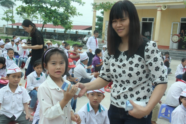Niềm vui của học sinh Trường tiểu học Tống Phan khi được nhận sữa