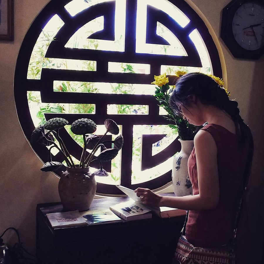 Nguyễn Hiền Trang bên các tác phẩm của ông nội tại Nhà lưu niệm nhà văn Kim Lân tại khu Văn Chỉ, làng Phù Lưu (Từ Sơn, Bắc Ninh)