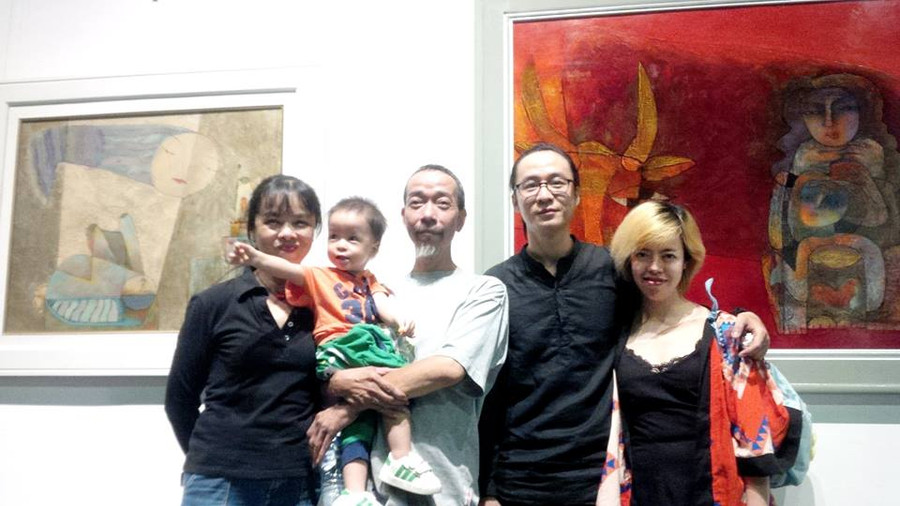 Nguyễn Hiền Trang hạnh phúc bên gia đình với bố, mẹ, chồng và con trai Hạ Vũ