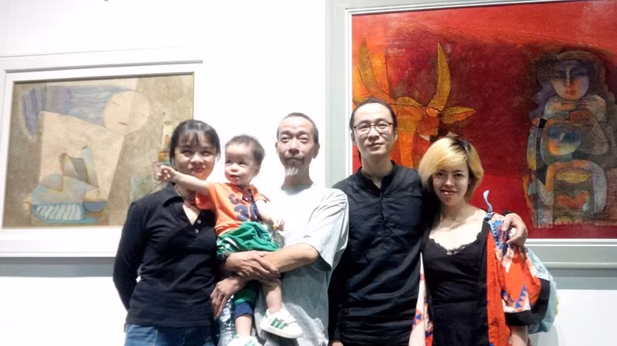 Nguyễn Hiền Trang hạnh phúc bên gia đình với bố, mẹ, chồng và con trai Hạ Vũ