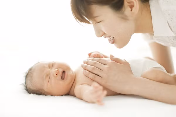 Clip: Bác sĩ Tây mách mẹ cách dỗ bé nín khóc bằng động tác siêu đơn giản ảnh 4