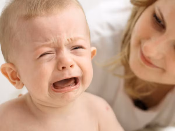 Clip: Bác sĩ Tây mách mẹ cách dỗ bé nín khóc bằng động tác siêu đơn giản ảnh 5