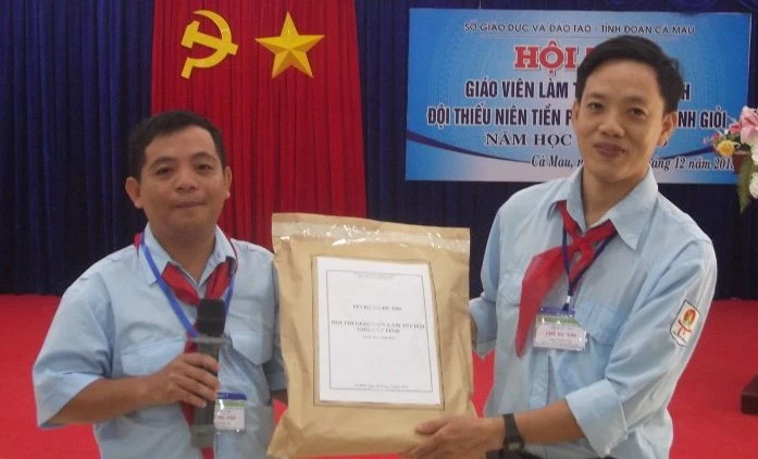 Thí sinh kiểm tra phong bì đựng đề thi tại buổi khai mạc Hội thi