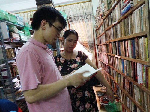 Chàng trai bỏ 15 năm sưu tầm hơn 10.000 cuốn sách cổ ảnh 1