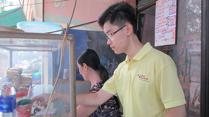 Phan Công Thành phụ nấu với mẹ. Ảnh: Lam Giang