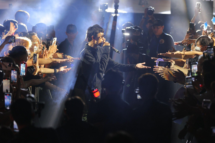 Rapper Đen tạo ấn tượng với màn biểu diễn và tương tác với khán giả. Rapper Đen tạo ấn tượng với màn biểu diễn và tương tác với khán giả.