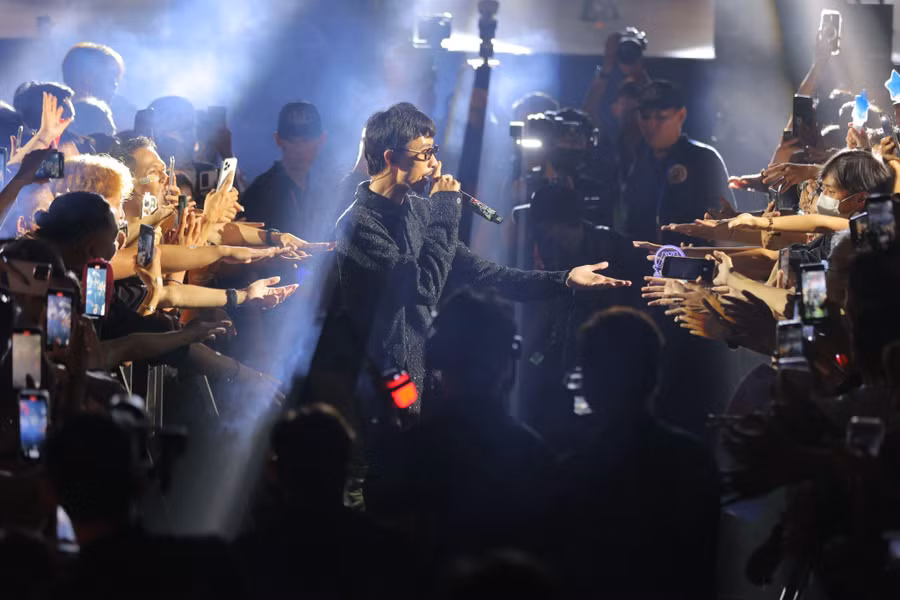 Rapper Đen tạo ấn tượng với màn biểu diễn và tương tác với khán giả.