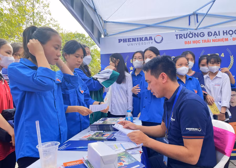 Học sinh tham gia ngày hội tư vấn hướng nghiệp và giới thiệu việc làm tại Trường ĐH Phenikaa.