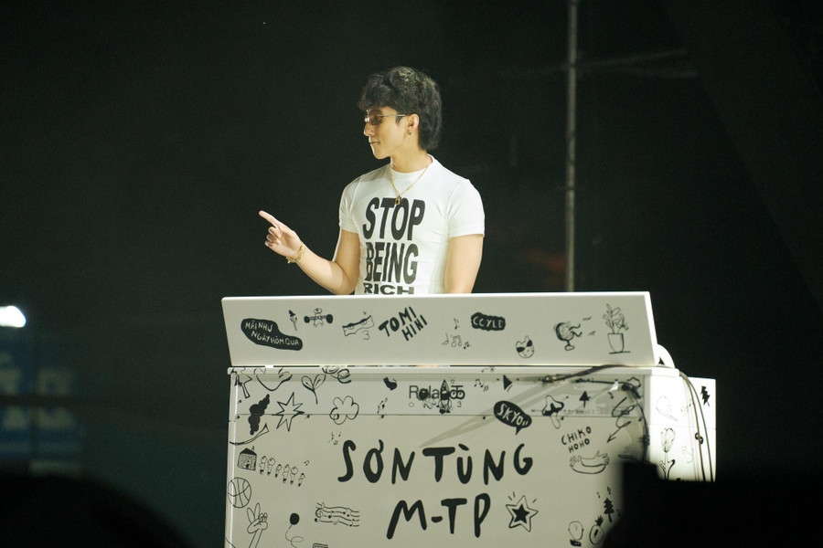 Sơn Tùng bên đàn piano trắng. Sơn Tùng bên đàn piano trắng.