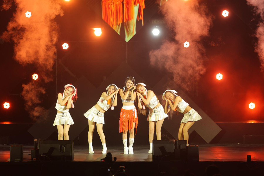 Pháo cực đáng yêu trên sân khấu Happy Bee 13. Pháo cực đáng yêu trên sân khấu Happy Bee 13.