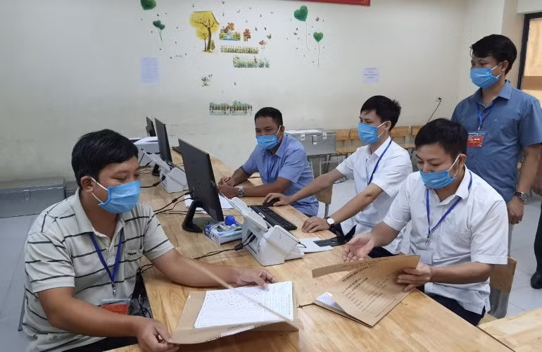 Thực hiện công tác chấm bài thi trắc nghiệm.