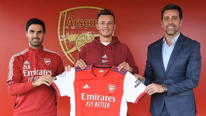 Ben White tại buổi lễ kí hợp đồng 5 năm với Arsenal.