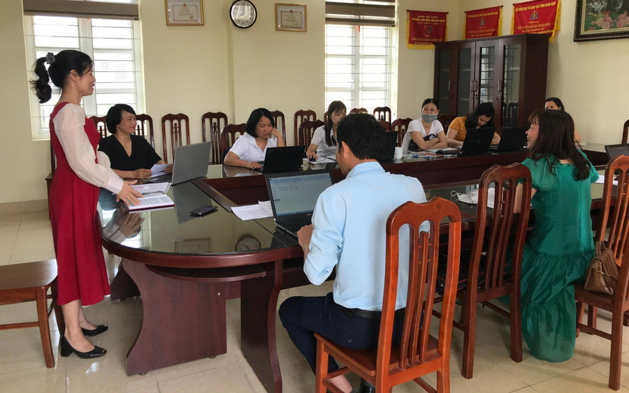 Giáo viên Trường THPT Mỹ Lộc, tỉnh Nam Định chuyển đổi số trong hoạt động dạy học. Giáo viên Trường THPT Mỹ Lộc, tỉnh Nam Định chuyển đổi số trong hoạt động dạy học.
