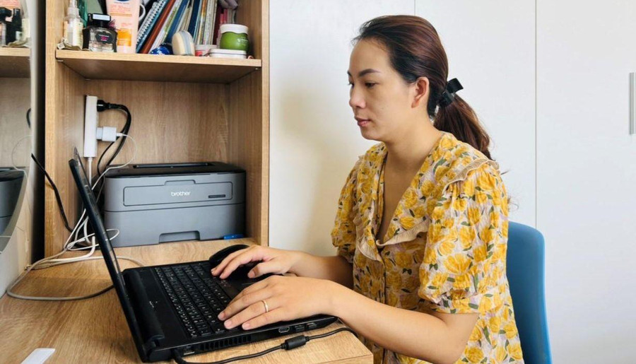 Cô giáo Trường THPT Trần Nhân Tông ôn tập trực tuyến cho học trò vào buổi tối.